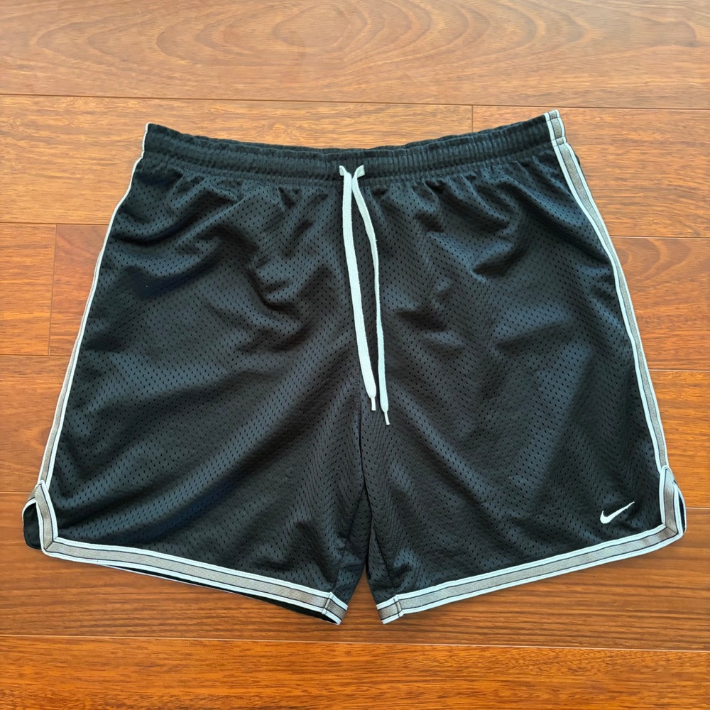 Nike Mens Mesh Basketball Shorts Size Medium Black Silver Trim Athletic Gym 0609